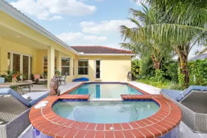 Jupiter Home • 8 Mins to Beach • Pool • Hot tub - Image 2