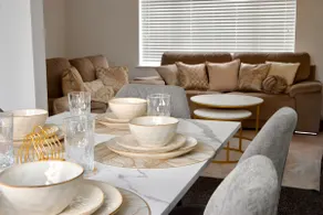 Solaire - Luxury 3BR Near Gatwick, Fire Place, Garden & Free Parking - Image 2