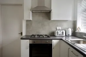 Solaire - Luxury 3BR Near Gatwick, Fire Place, Garden & Free Parking - Image 3