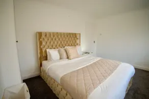 Solaire - Luxury 3BR Near Gatwick, Fire Place, Garden & Free Parking - Image 4