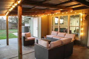Modern comfort •Large backyard •Close to airport - Image 2