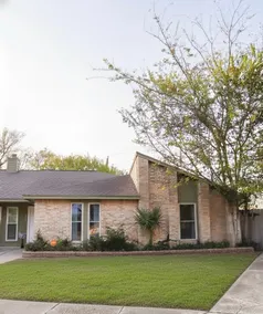 Modern comfort •Large backyard •Close to airport - Image 3