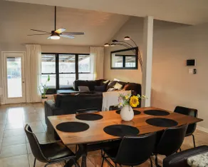 Modern comfort •Large backyard •Close to airport - Image 4