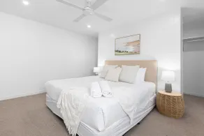 Beach Townhouse 3BR with Parking and Views - Image 4