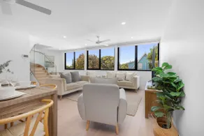 Beach Townhouse 3BR with Parking and Views - Image 2