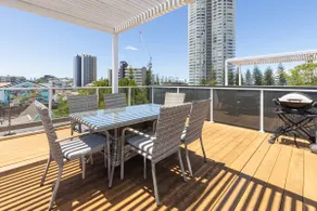 Beach Townhouse 3BR with Parking and Views - Image 3