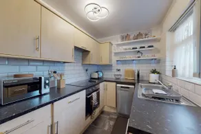 2 Bed Contractor Flat Parking Near Heathrow - Image 5