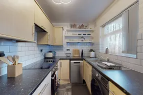 2 Bed Contractor Flat Parking Near Heathrow - Image 3