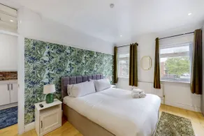 2 Bed Contractor Flat Parking Near Heathrow - Image 2