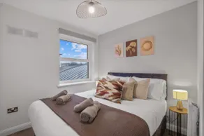 Modern 2 Bed Apartment, Secure Parking, Central - Image 3