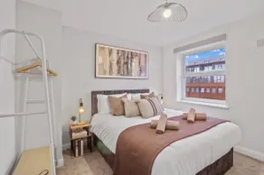 Modern 2 Bed Apartment, Secure Parking, Central - Image 2