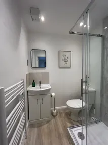 Modern 2 Bed Apartment, Secure Parking, Central - Image 4