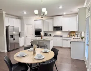 Luxury 5 Bedroom 4 bath open kitchen living room - Image 4