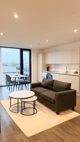 Balcony Smart TV 20mins to Airport FREE Parking - Image 3