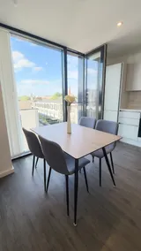 Balcony Smart TV 20mins to Airport FREE Parking - Image 5