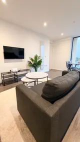 Balcony Smart TV 20mins to Airport FREE Parking - Image 2