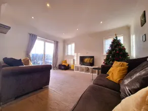 Modern home close to amenities and transport links - Image 2