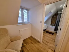 Modern home close to amenities and transport links - Image 5