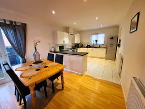 Modern home close to amenities and transport links - Image 4