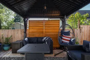 Seattle Garden Studio · Fenced Yard · Dogs Welcome - Image 3
