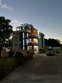 Modern 3BR Apt - mins from Beach & Restaurants - Image 2
