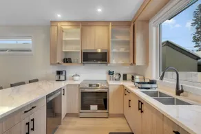 Modern House by Shaganappi CTrain |King Bed|Garage - Image 3