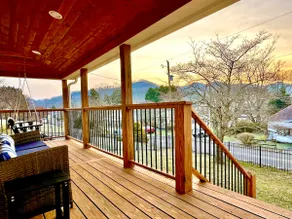 Mtn Views. Fenced yard. No pet fee. Walk to dwntwn - Image 2