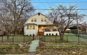 Mtn Views. Fenced yard. No pet fee. Walk to dwntwn - Image 4