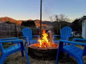 Mtn Views. Fenced yard. No pet fee. Walk to dwntwn - Image 3