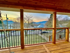 Mtn Views. Fenced yard. No pet fee. Walk to dwntwn - Image 5