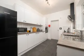 Monks Quarters, Luxury 3 bed, PRIVATE PARKING x 2, Ideal for Groups & families, Prime location - Image 5