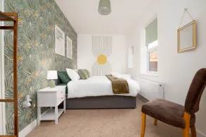 Monks Quarters, Luxury 3 bed, PRIVATE PARKING x 2, Ideal for Groups & families, Prime location - Image 3