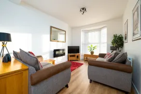 Monks Quarters, Luxury 3 bed, PRIVATE PARKING x 2, Ideal for Groups & families, Prime location - Image 2