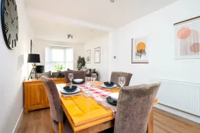 Monks Quarters, Luxury 3 bed, PRIVATE PARKING x 2, Ideal for Groups & families, Prime location - Image 4