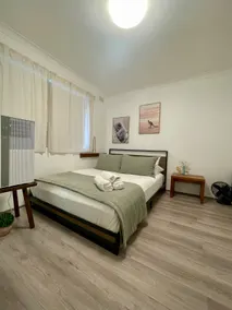 Stylish 1-Bed, Flat Walk to North Manly - Image 2