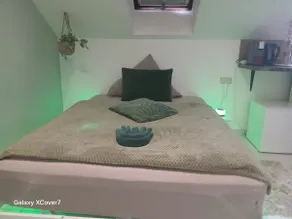 Greenroom Cozy Studio | Smart TV & Kitchen - Image 5