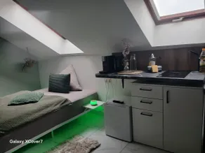 Greenroom Cozy Studio | Smart TV & Kitchen - Image 2