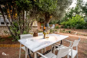 Casa Lelea with a garden full of trees - Image 5
