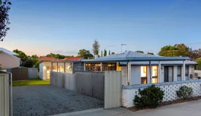 Modern 2BR Como House • Outdoor Entertainment - Image 4