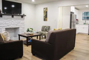 Bright & Cozy Home Base near Airport & Atlanta - Image 2
