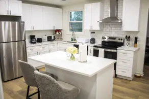 Bright & Cozy Home Base near Airport & Atlanta - Image 3