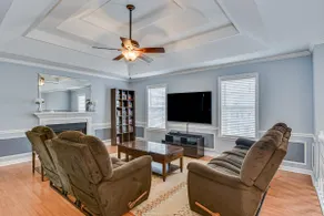 Comfortable home with modern ammenities - Image 5