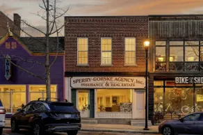 Brick Loft | Historic Downtown Walk-Up + Parking - Image 3