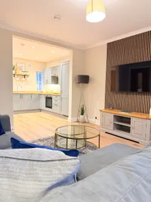 Bright and spacious 2 bedroom flat - Image 2