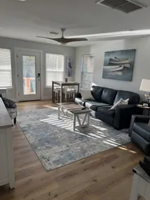 Cute little updated waterfront house - Image 2