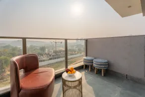 Penthaus Studio 17|Aravali View|Empire of Sun - Image 3