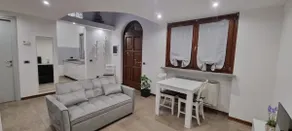 Detached house with courtyard - Image 2