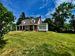 Enclosed Hot Tub, King Bed, 3 bdrm, close to town - Image 3