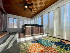 Enclosed Hot Tub, King Bed, 3 bdrm, close to town - Image 2