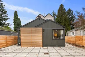 Centrally Located Bungalow | Green Lake & Parking - Image 5